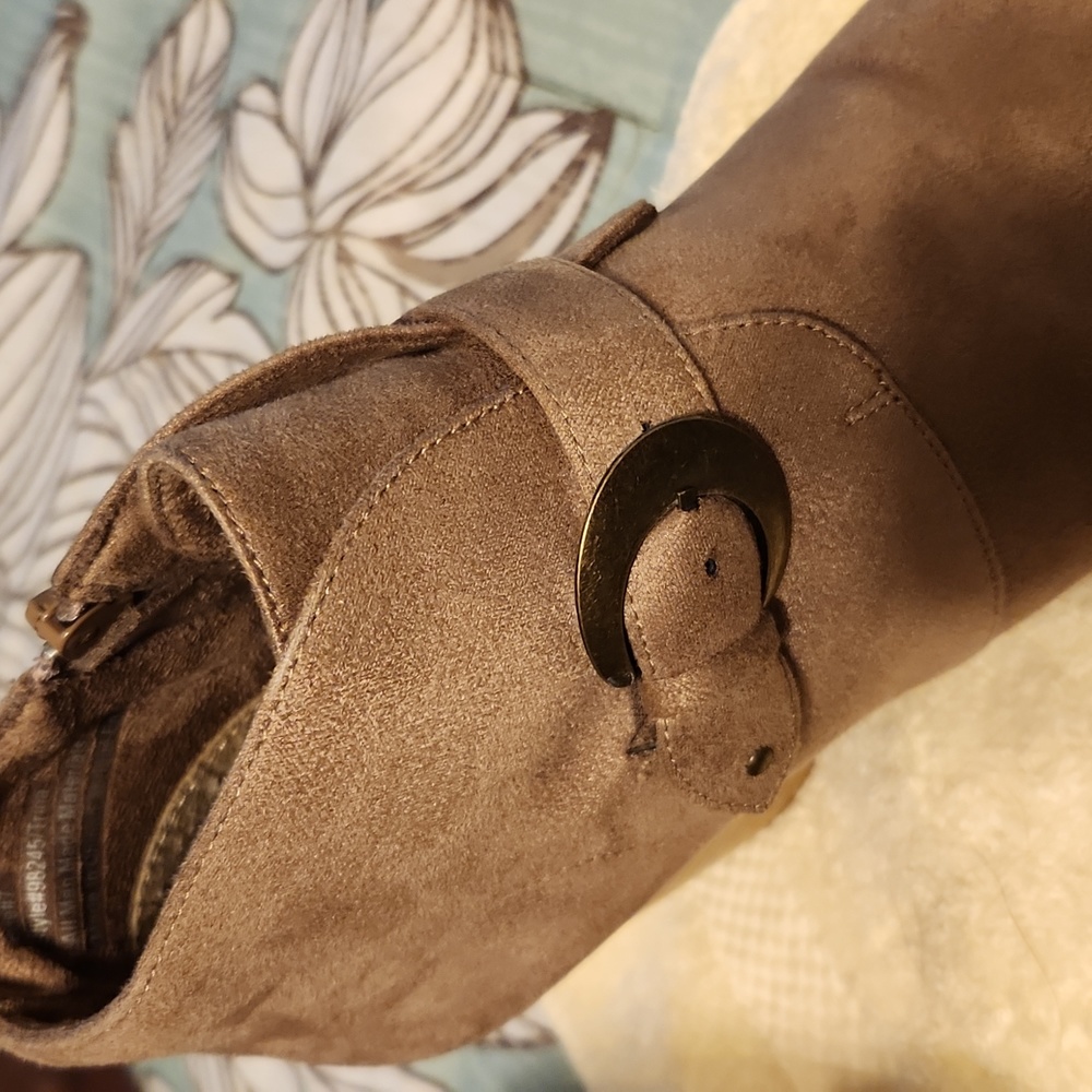 Shoes - Picture 2 of 5